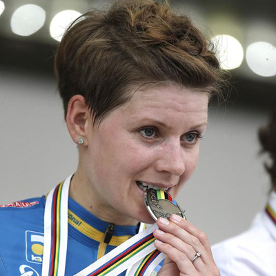 <b>Emma Johansson</b> (Schweden) beißt in ihre Silber-Medaille. | Foto: ROTH - 1380463444_1_gross